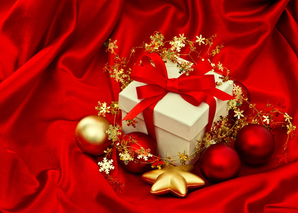 礼品盒圣诞装饰。 红色的金色宝布尔星星。 年份