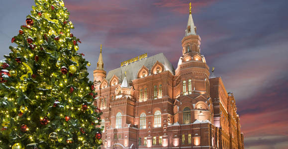 圣诞节 新年假期 照明和状态历史博物馆 题字俄语 在晚上, 在克里姆林宫附近莫斯科, 俄国
