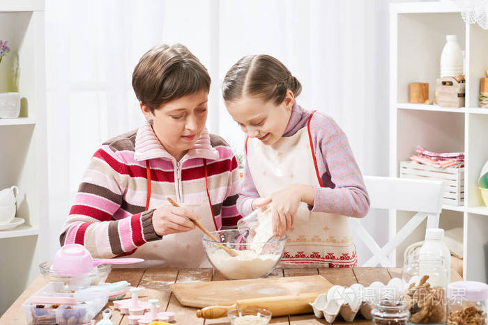 母亲和女儿烹饪和娱乐, 家庭厨房内饰, 健康食品概念