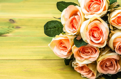玫瑰情人节卡束鲜花上木制背景帧
