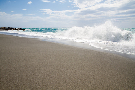 海浪在荒凉的海滩，背景蓝色 sk