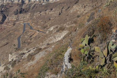 圣托里尼岛山区坡地多曲线的道路。Gre 考试