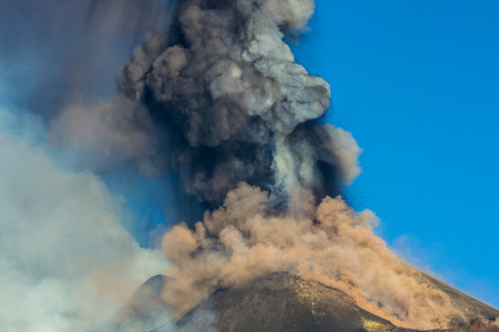 埃特纳火山喷发图片