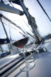 游艇甲板上的红酒杯图片