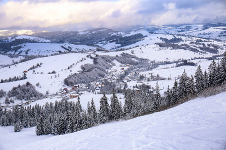 冬日美丽的雪山风景