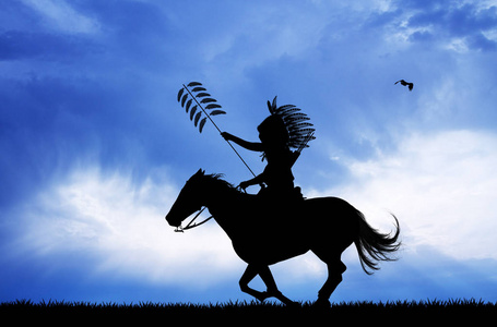 当地的印第安人在日落时马照片