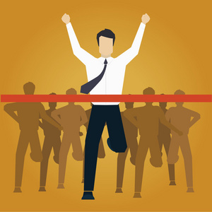 越过终点线的运行商人照片