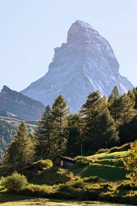 马特霍恩山和谷与小木屋在瑞士的采尔马特