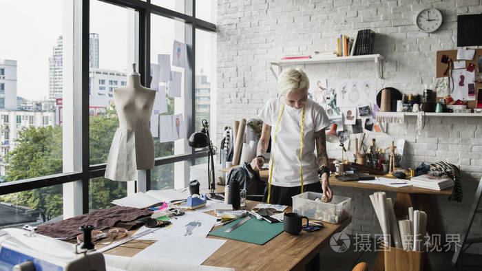 时装设计师在展厅工作