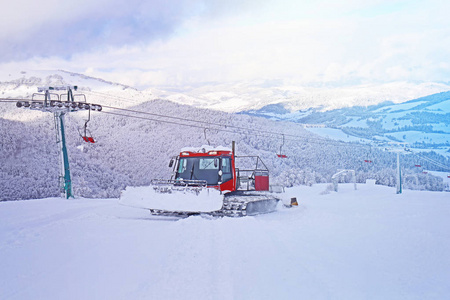 滑雪山庄扫雪机图片