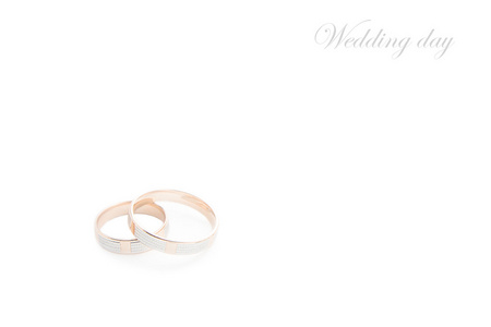 在白色背景上的婚礼卡上的结婚戒指