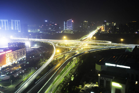 繁忙的路口，在现代城市的夜晚