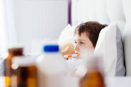 生病小孩与床层温度照片