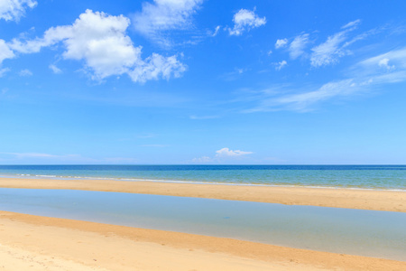 美丽的天空与海滩和热带海洋