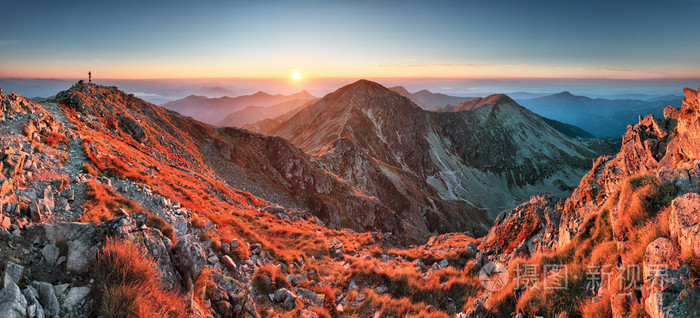 在秋天的全景美丽喀尔巴阡山