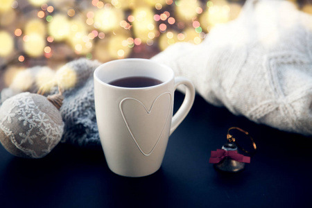 白色杯和圣诞装饰品的热茶舒适的冬日