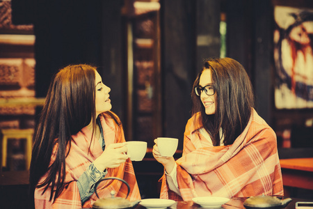 两个女孩闲聊图片