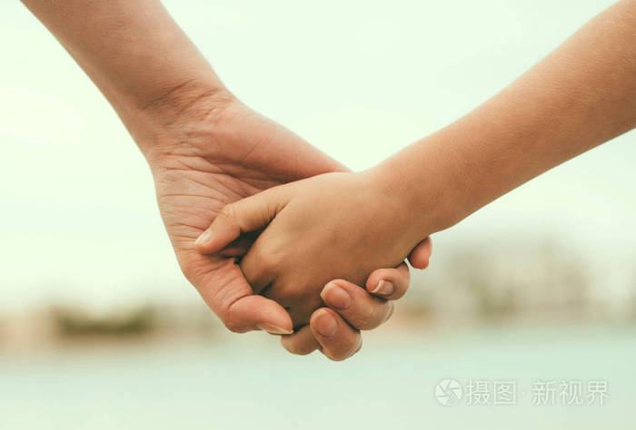 母亲牵着女儿的手