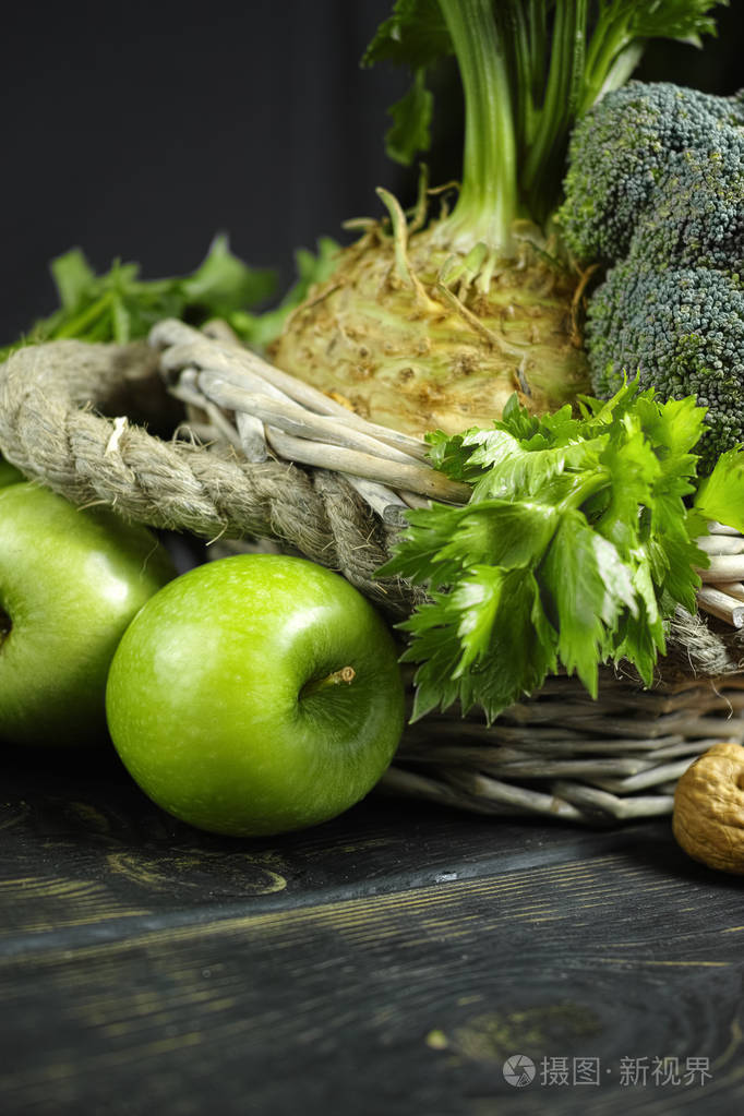 绿色的蔬菜和水果-芹菜, 苹果, 芹菜根芹菜