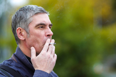 一支香烟的人的肖像图片