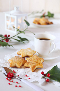 圣诞饼干，杯咖啡 冬青 白灯笼