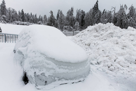 冻结辆停放的汽车，在大量的雪覆盖