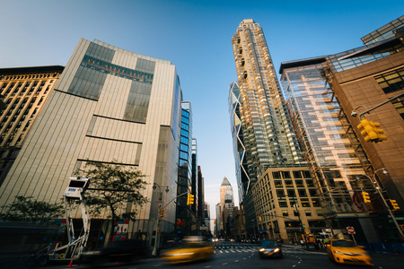 交通和摩天大楼在哥伦布圆环，在曼哈顿，新 Yo