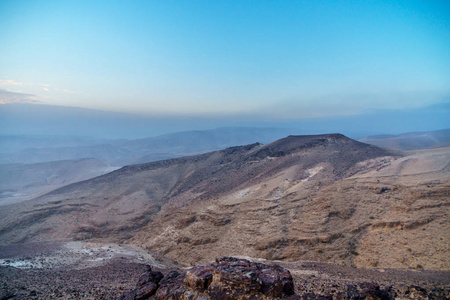 神奇美丽的清晨日出与大自然黎明在以色列的犹太沙漠