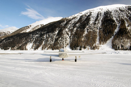 一架私人飞机在积雪覆盖的机场的后视镜