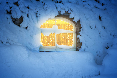 在一个寒冷多雪的冬季夜晚在窗口中轻装修