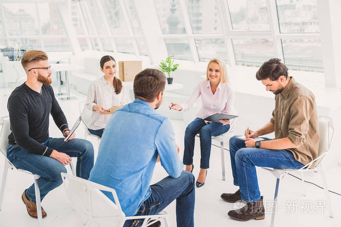 一群人正积极进行讨论