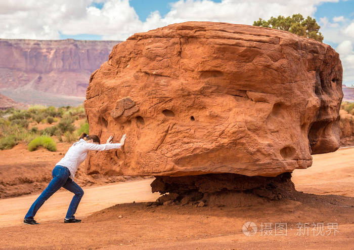 女孩推石头, 不可能 cocept