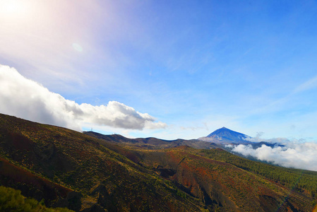 阳光明媚的天山水风景