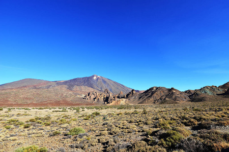 阳光明媚的天山水风景