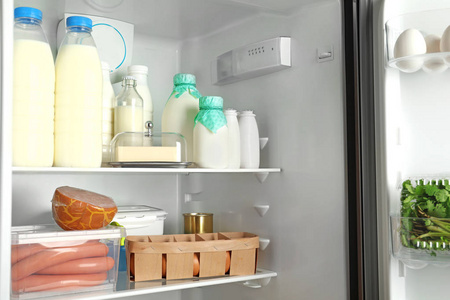 现代冰箱中的许多不同的新鲜产品