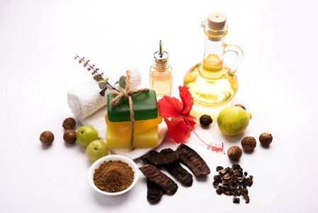 印度阿育吠陀肥皂或手工肥皂与草药像 shikakai, reetha, 法, 柠檬, 罗勒和芙蓉