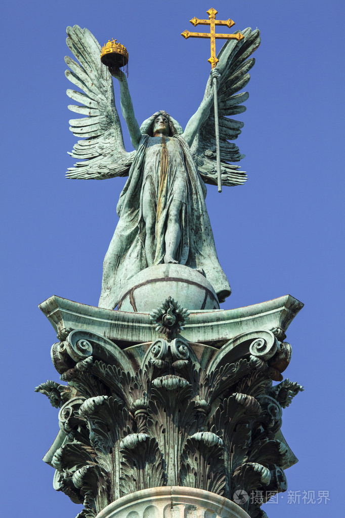 大天使 gabriel 雕像在布达佩斯的英雄广场列上