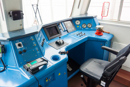 驾驶室的内部火车列车司机的工作场所欧洲火车铁路轨道电动火车雪地