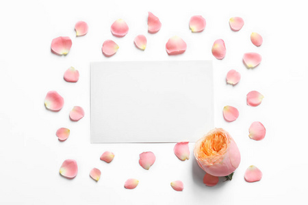 玫瑰色花瓣花和空白的卡片在轻的背景