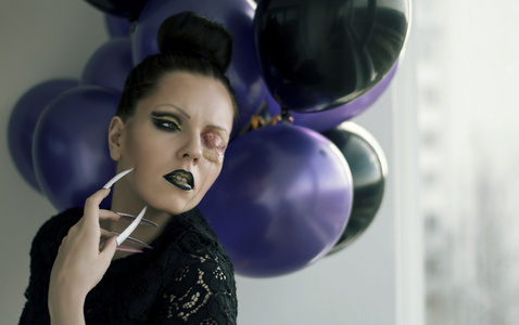 美丽的独眼黑妞的长长的指甲,哭照片