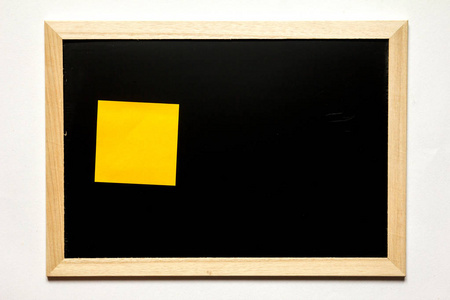 在白色背景上的木结构黑色的板子的便条纸