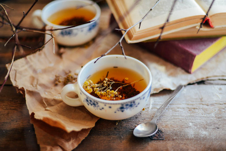 喝杯茶，乡村风格。杯茶，香料和柠檬上