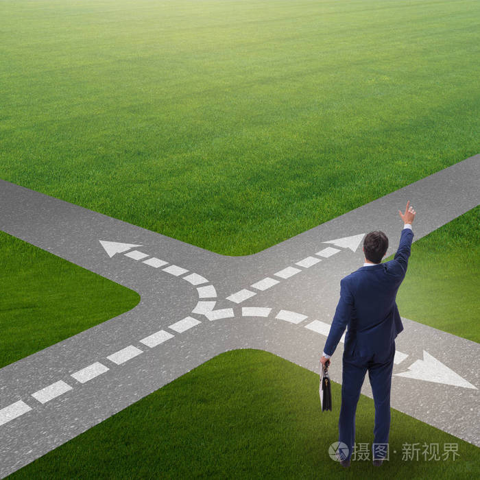 不确定概念交叉路口的年轻商人