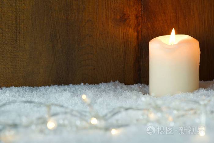 燃烧的蜡烛，与雪的圣诞灯饰