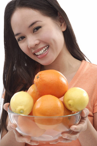 女人控股碗的橘子