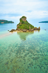 热带岛屿和幻想绿海和蓝天在冲绳，日本