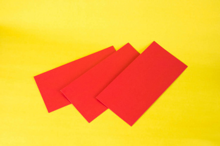 空白红色信封在黄色背景与空间为添加文本