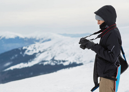 摄影师在冬天, 在山顶上
