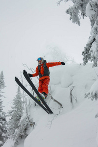 滑雪者 freerider 跳从太阳雪匝道上的山川 森林背景