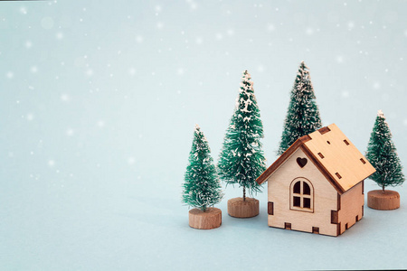 圣诞节和新年微型房子与冷杉树在蓝色 b